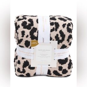 CUPCAKES & CASHMERE
Animal Print Feather Knit Blanket Queen size 90×90